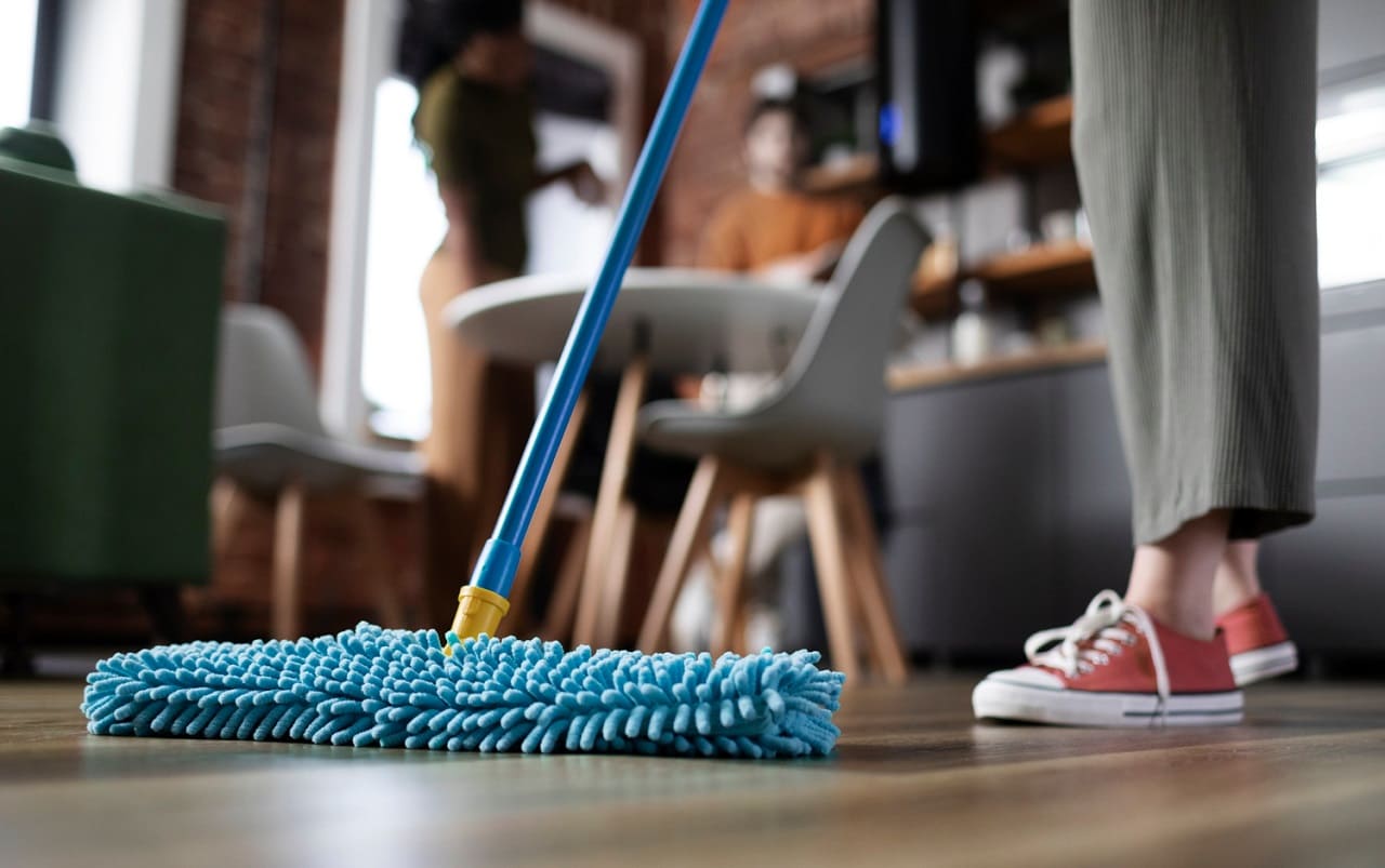Putzfrau_Schrubber_Fussbodenreinigung_Auswringer_Bodenreinigung_Bodenschrubben_Wischmopp_Feuchtwischmopp_Nasswischmopp_Kritisches-Netzwerk