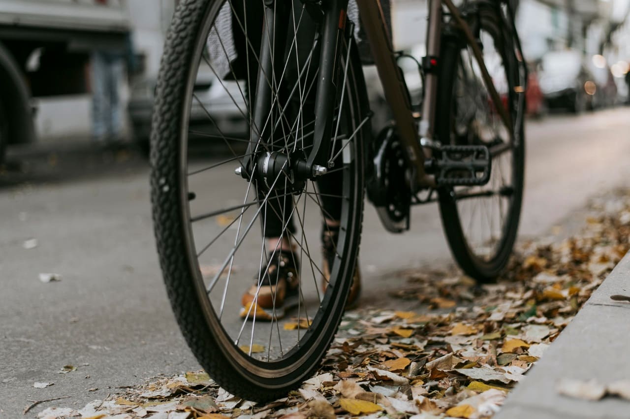 Radfahrende-Radfahrstreifen-Radfahrer-Pop-Up-Radwege-Dekarbonisierung-Demobilisierung-des-Autoverkehrs-Fahrradverkehr-Fahrradwege-Kritisches-Netzwerk