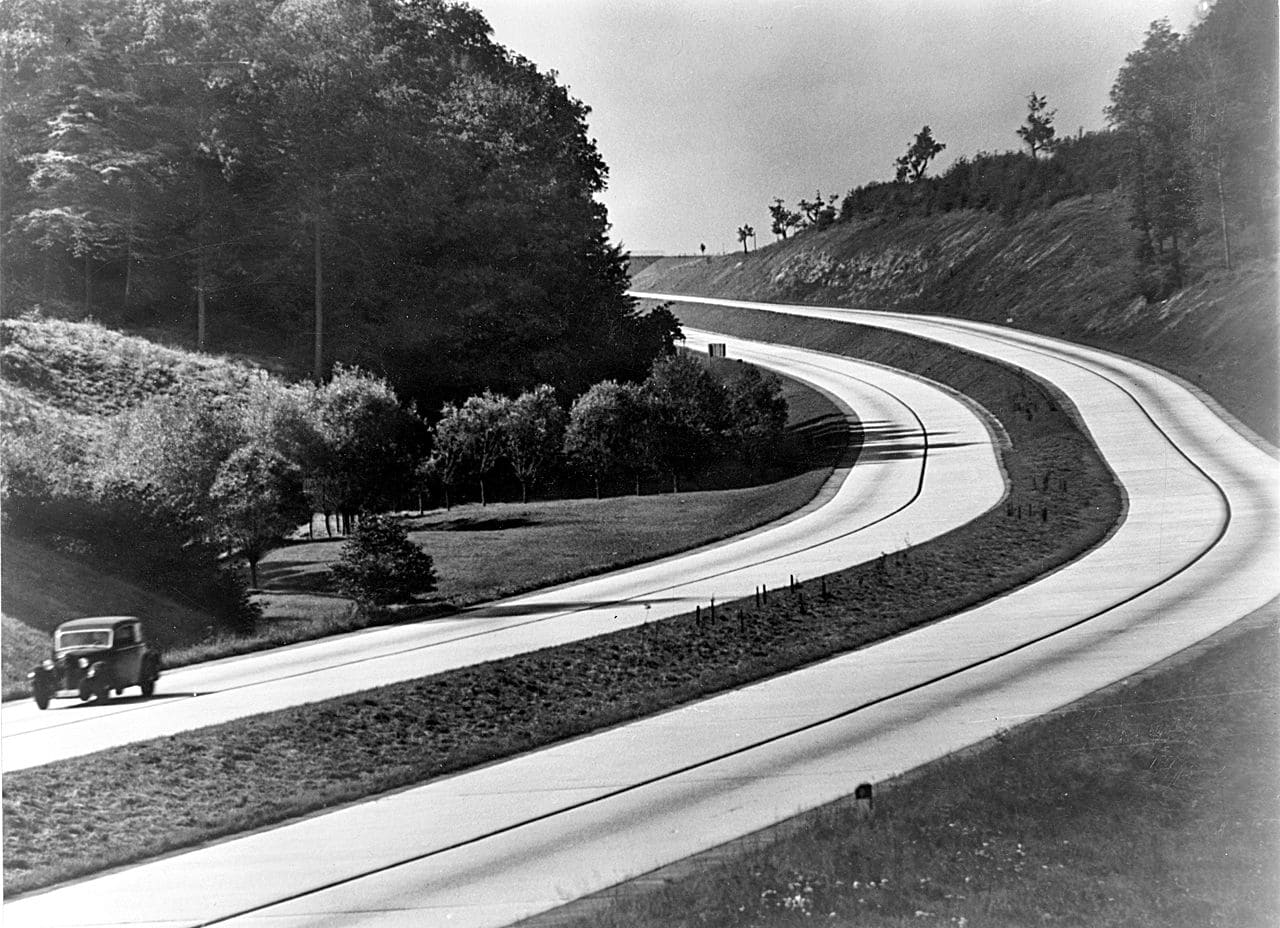 Reichsautobahn-German-autobahn-Autobahnbau-Wirtschaftswunder-Autobahnstrecken-Tempolimit-Entnazifizierung-Kriegsvorbereitung-Kritisches-Netzwerk