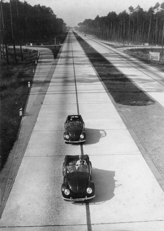 Reichsautobahn-KdF-Wagen-VW-Kaefer-Autobahnbau-Autobahnstrecken-Betonplatten-Hitler-Tempolimit-Entnazifizierung-Kriegsvorbereitung-Kritisches-Netzwerk