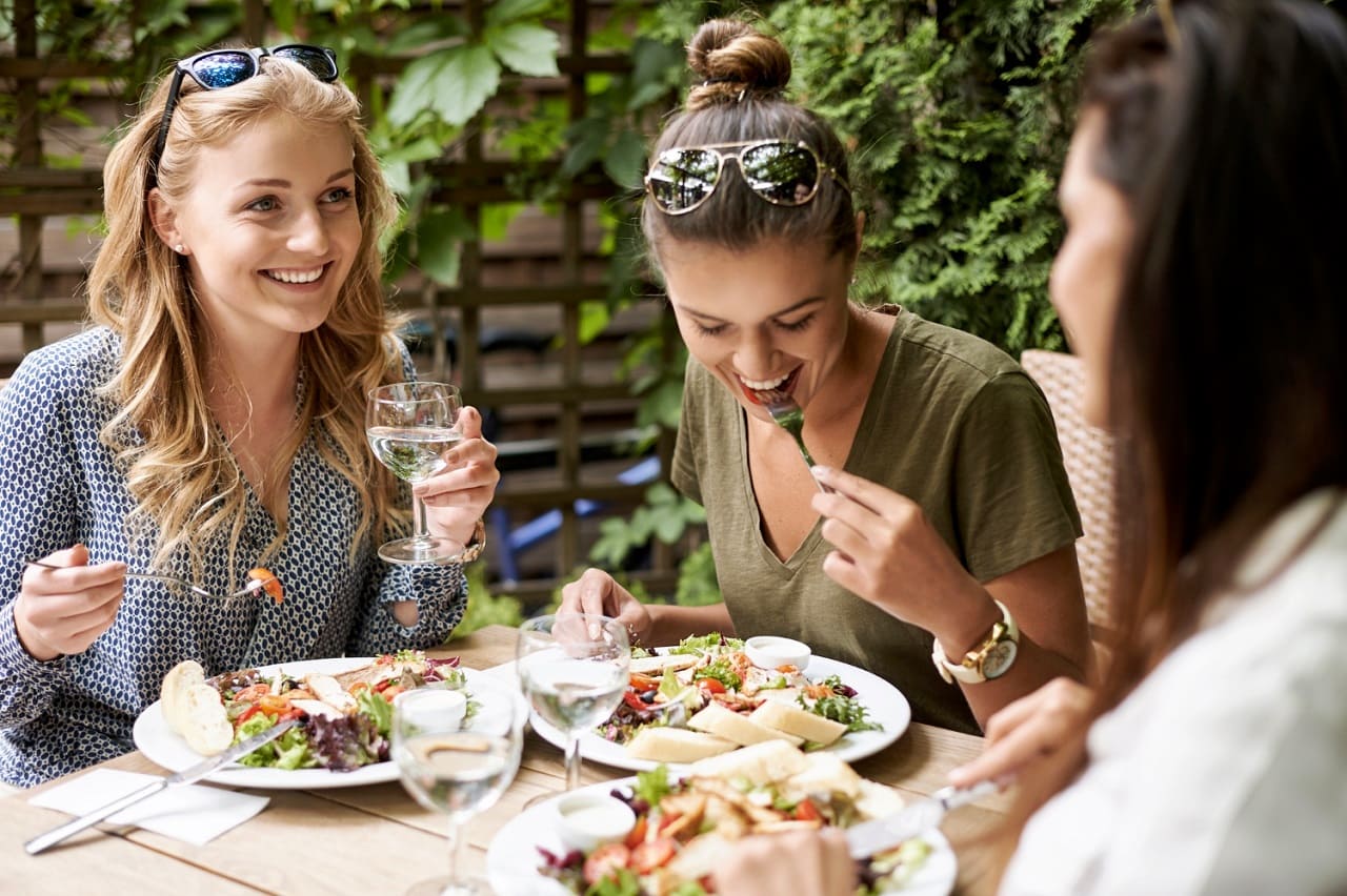 restaurant_restaurantbesuch_speiselokal_auswaerts_essen_gehen_gaststaettenbesuch_geselligkeit_kritisches-netzwerk.jpeg