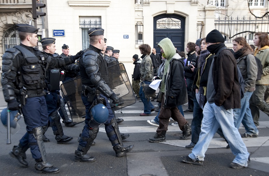 revolte_widerstand_aufstand_demonstration_france_revolution_riot_resistance_gendarmerie_banlieue_banlieues_racial_profiling_racialism_racisme_kritisches_netzwerk_proteste.jpg