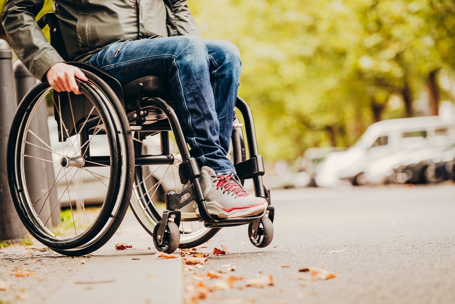 rollstuhl_rollifahrer_rollstuhlfahrer_behinderung_gehbehinderung_teilhabe_bundesteilhabegesetz_barrierefreiheit_gleichbehandlungsgesetz_kritisches_netzwerk_inklusion_handicap.jpg