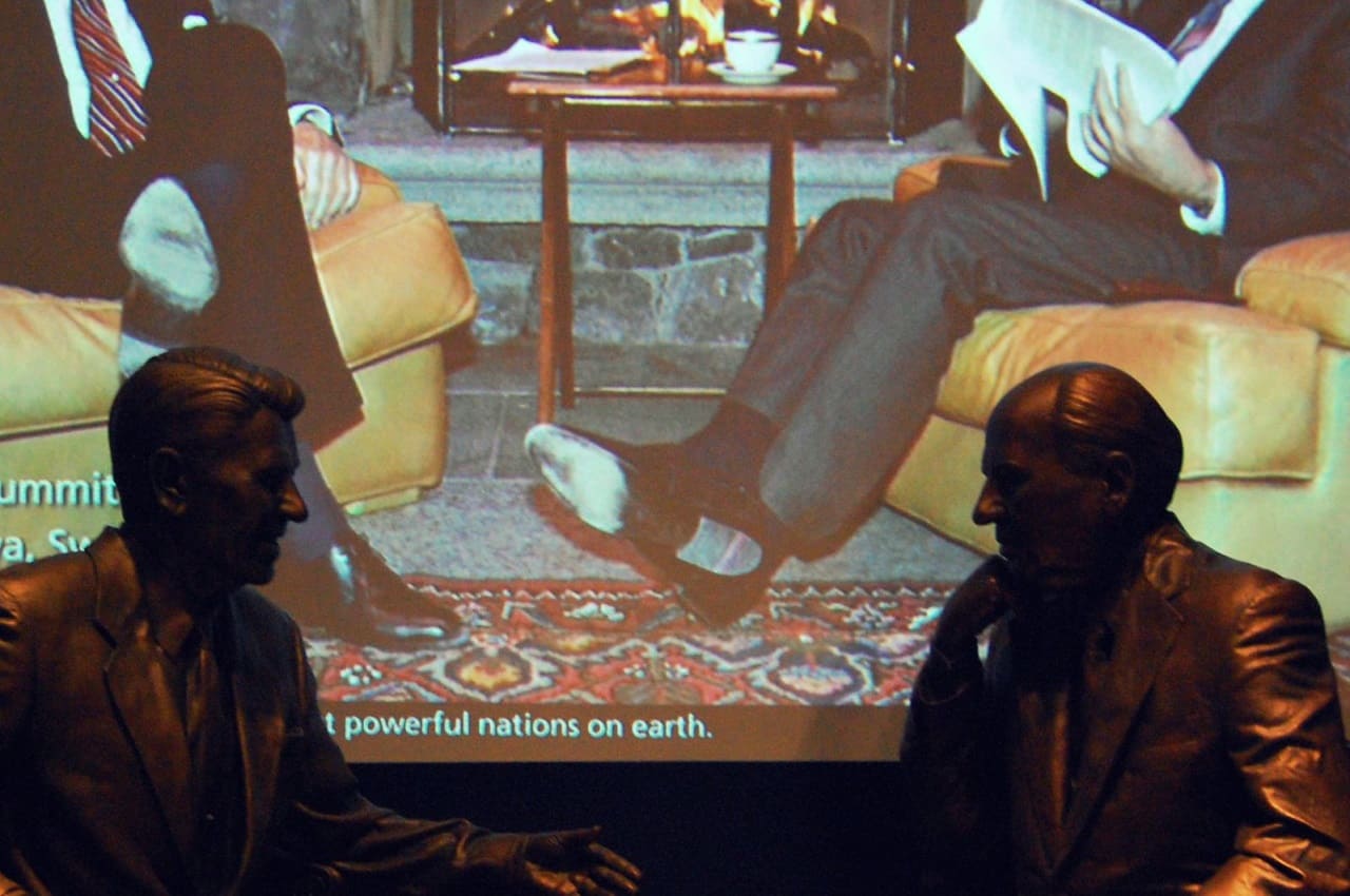 onald-Reagan-Michail-Gorbatschow-Mikhail Gorbachev-Sovjet-Union-Reykjavik-Island-Kalter-Krieg-Abruestung-Sowjetunion-prekaeres-Patt-Kritische-Netzwerk-Weltordnung