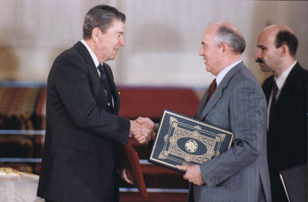 Ronald_Reagan_Michail_Gorbatschow_Mikhail_Gorbachev_Kritisches_Netzwerk_Intermediate_Range_Nuclear_Forces_Russland_Russia_Sowjetunion_Soviet_Union_Mittelstreckenraketen_INF-Vertrag
