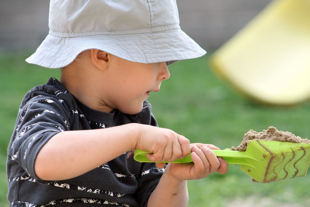 Sandkasten_Sandkastenverhalten_Sandkastenspiele_Kleinkinder_Sensorik_Motorik_Fantasie_Spieltrieb_fruehkindliche_Erziehung_Sozialverhalten_Gleichaltrige_Kritisches-Netzwerk