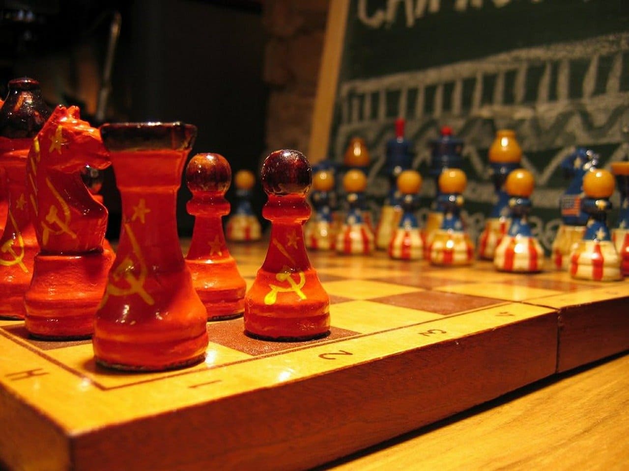 Schach-Schachfiguren-Schachbrett-Russland-Russia-USA-chess-chessboard-Schachspiel-Strategie-Geostrategie-Kritisches-Netzwerk-Voelkerordnung-Maechtekonstellation-Putin