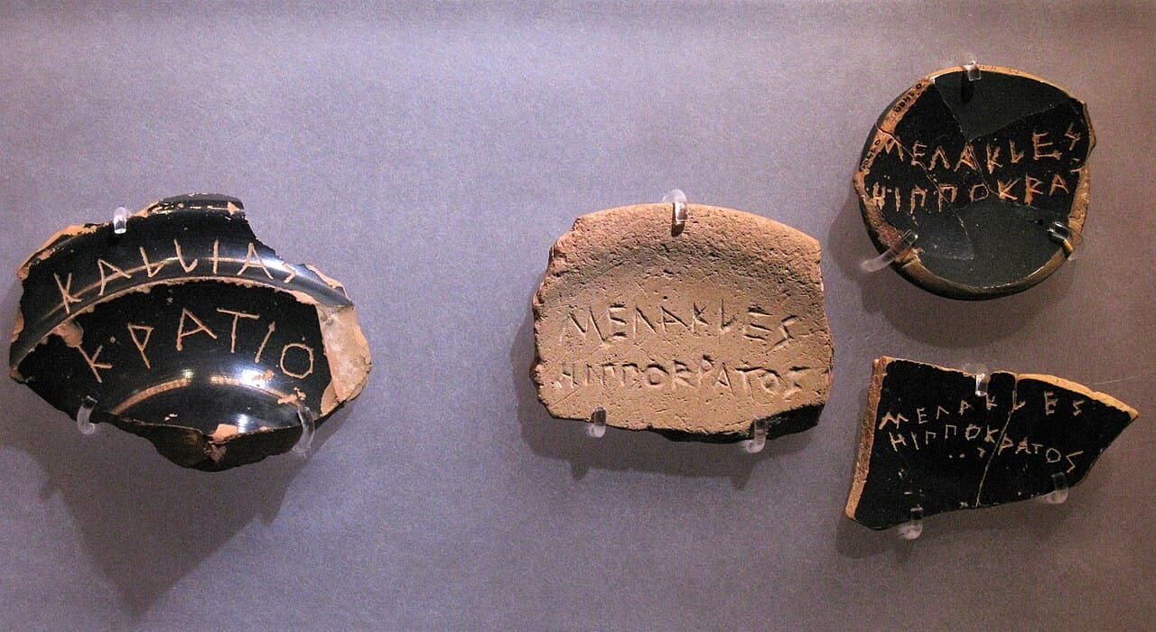 Scherbengericht_Tonscherben_Ostrakismos_Ostraka_Ausweisung_Sanktionierung_Verbannung_Stimmzettel_Megakles_Akt_der_Abscheu_Buergerentscheid_verbannt_ostrakisiert_Kritisches-Netzwerk 