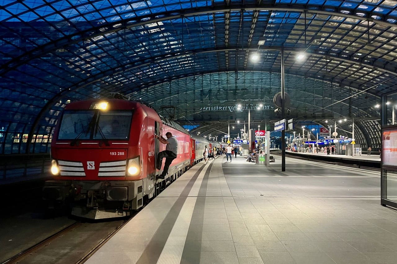 Schienenpersonennahverkehr-Berlin-Hauptbahnhof-Personennahverkehr-Bundesbahn-Bahnreisende-OEPNV-Phil-Beard-Kritisches-Netzwerk