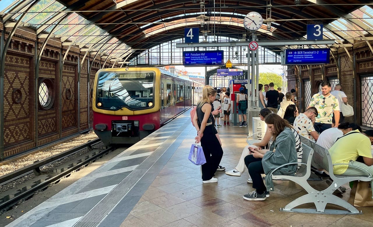Schienenverkehr-Hackescher-Markt-Bhf-Bahnhof-1882-Berliner-Stadtbahn-Fernverkehr-Inselbahnsteig-Phil-Beard-Stadtschnellbahn-Kritisches-Netzwerk