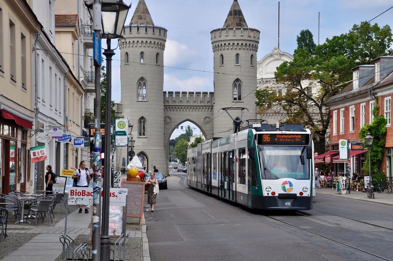 Schienenverkehr-Nauerner-Tor-Potsdam-Combino-Strassenbahn-Phil-Beard-Nahverkehrsticket-Oeffentlicher-Nahverkehr-Strassenbahn-Kritisches-Netzwerk