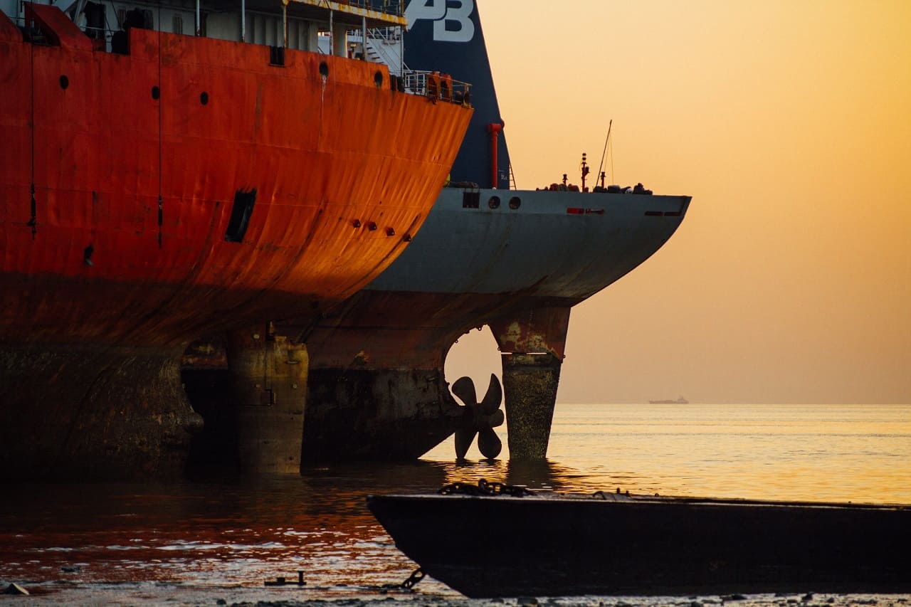 Schiffspropeller-Alang-Shipyards-Ozeanriesen-Schiffsausmusterung-Schiffsfriedhof-Schiffsverschrottung-Schiffswrack-Kritisches-Netzwerk-Shipbraking-Platform-Adam-Cohn