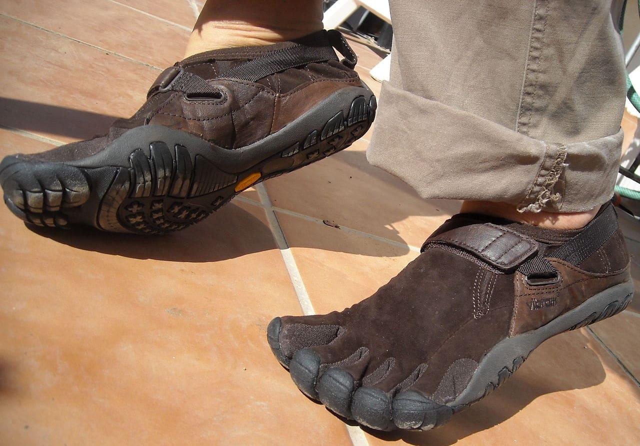 Schuhe-Barfussschuhe-Minimalschuhe-Ballengang-Vibram-FiveFingers-Zehenschuh-Hightech-Sohle-Fussdeformierung-Hallux-valgus-Kritisches-Netzwerk-Sensomotorik