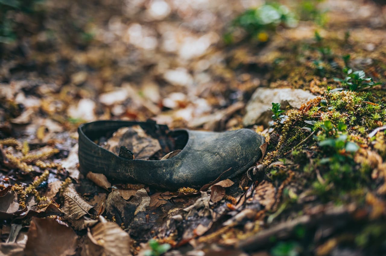 Schuhe_Schuhentsorgung_Schuhmuell_Altschuhentsorgung_Schuhvernichtung_Wohlstandsmuell_Wegwerfgesellschaft_Schuhfriedhof_Kritisches-Netzwerk