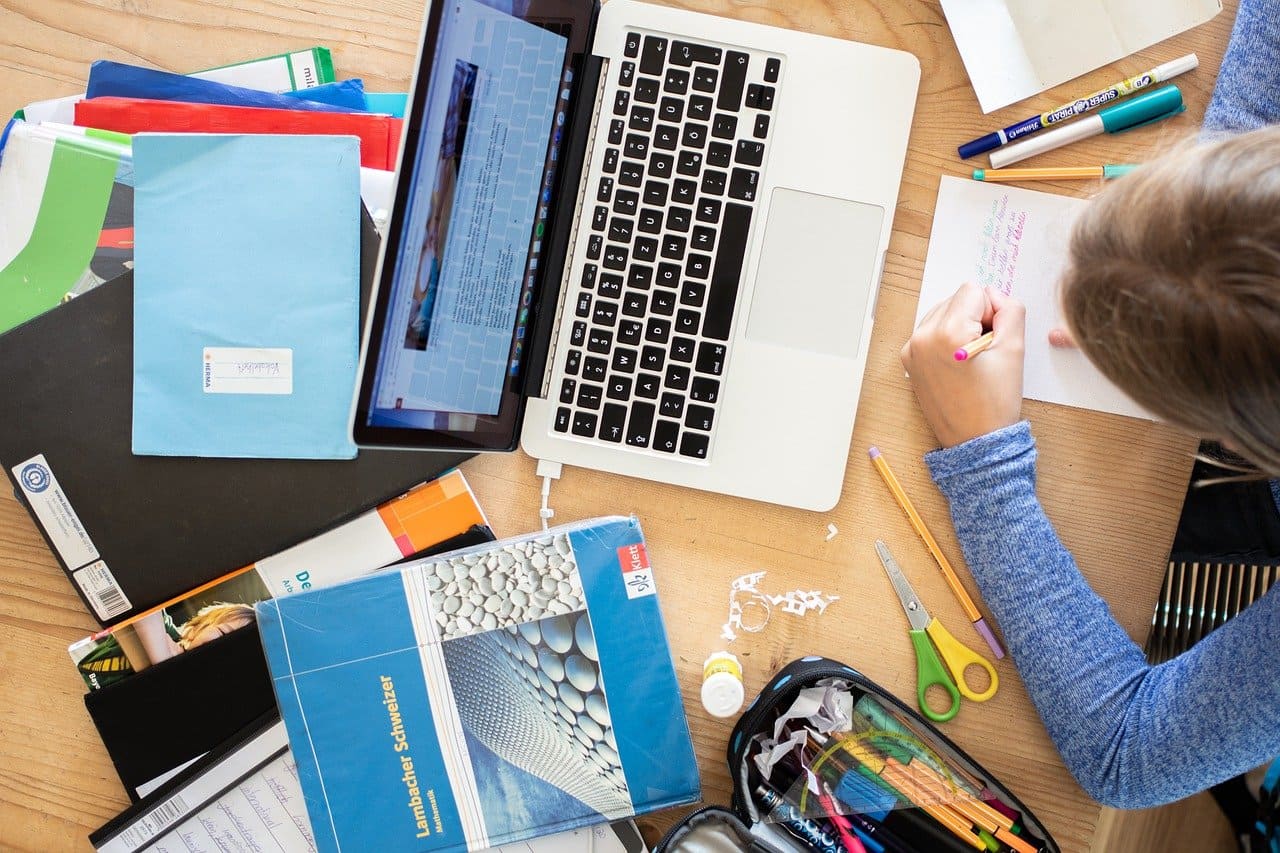 Schulaufgaben-Hausaufgaben-Laptop-Homeschooling-Heimunterricht-Externistenpruefung-Schulkinder-Kritisches-Netzwerk-Digitalisierung-Bildungskonzepte-Gehirnentwicklung