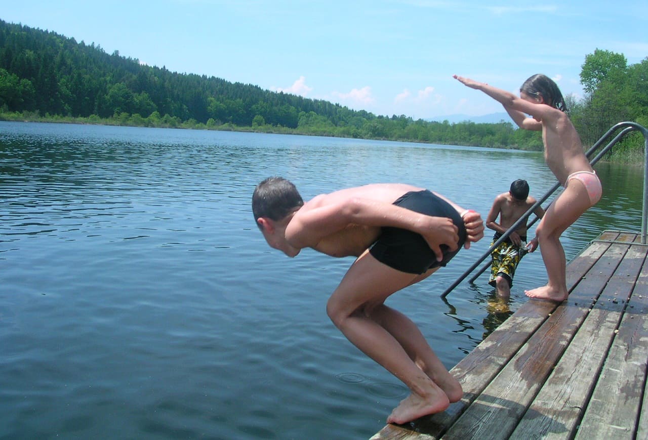 Schwimmen-Badesee-Kinder-Naturbadesee-Badefreuden-Badegewaesser-Badespass-Badevergnuegen-Seeufer-Seezugang-Baggersee-Kritisches-Netzwerk-Motorik-Grobmotorik