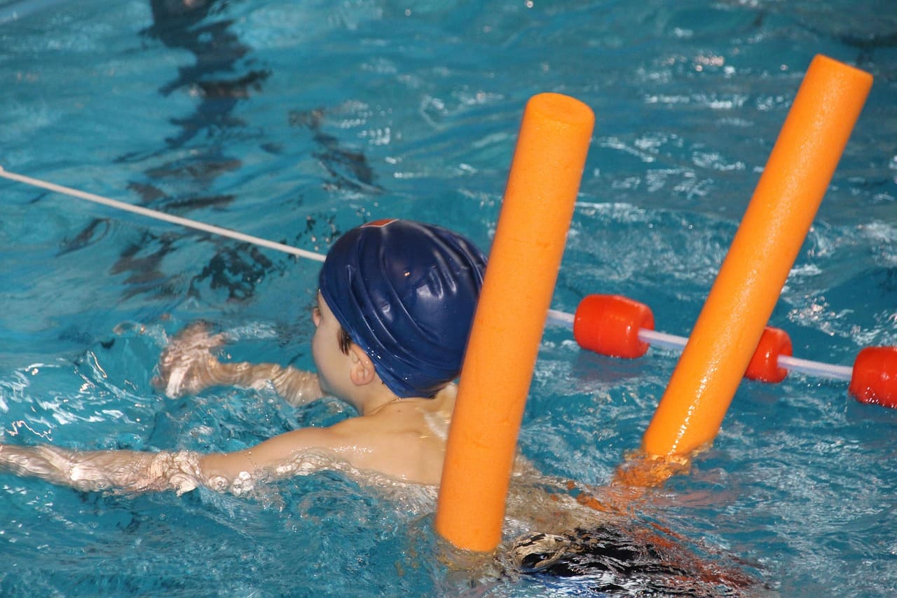 Schwimmen_Schwimmanfaenger_Schwimmenlernen_Schwimmfaehigkeiten_Schwimmnudel_Schwimmunterricht_Schulschwimmen_Anfaengerschwimmen_Fruehschwimmer_Nichtschwimmer_Kritisches-Netzwerk