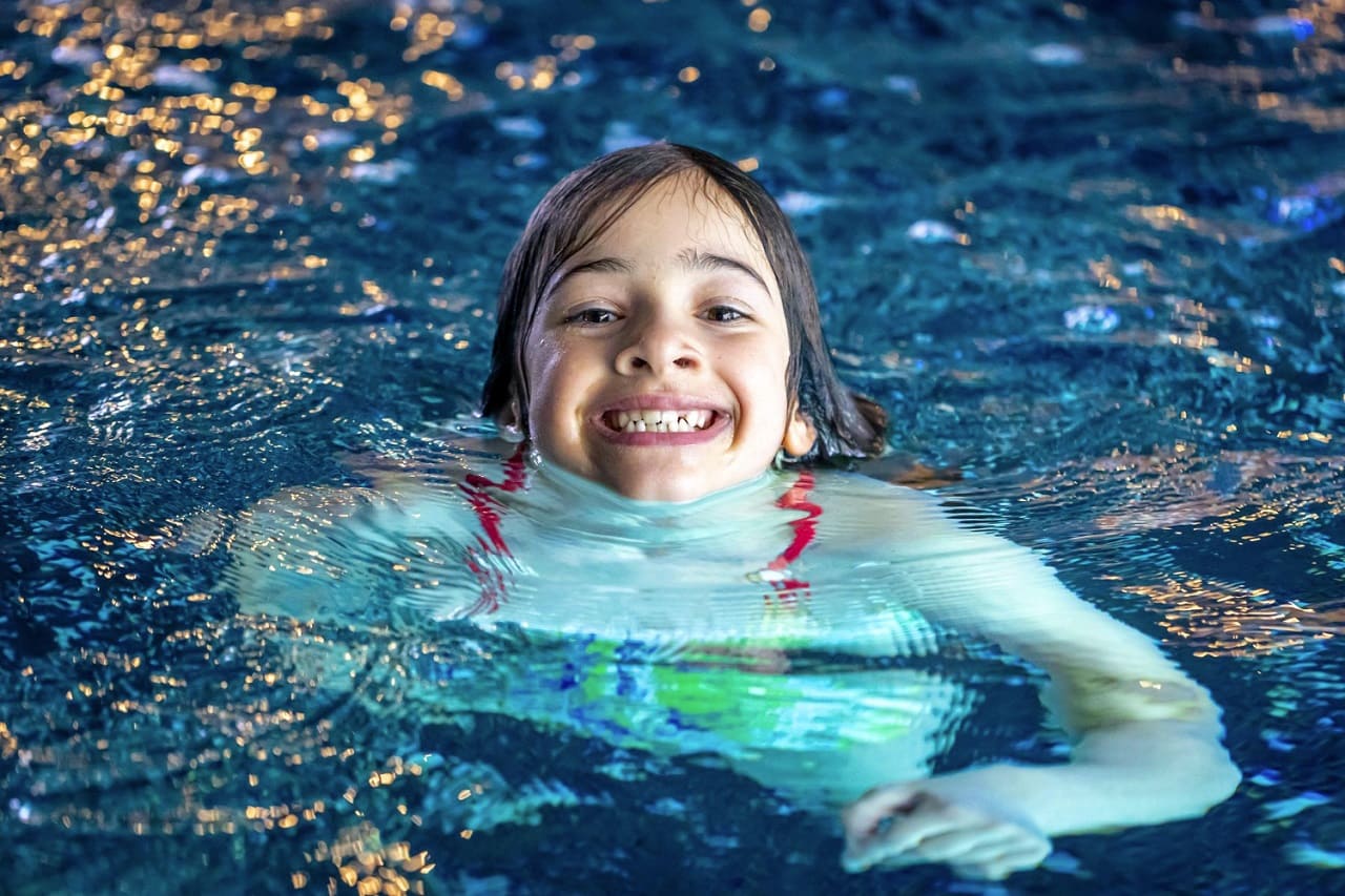 Schwimmen_Schwimmanfaengerin_Schwimmfaehigkeiten_Badespass_Fruehschwimmer_Kinderschwimmen_Schwimmspass_Schwimmvergnuegen_Wassererfahrung_Kritisches-Netzwerk