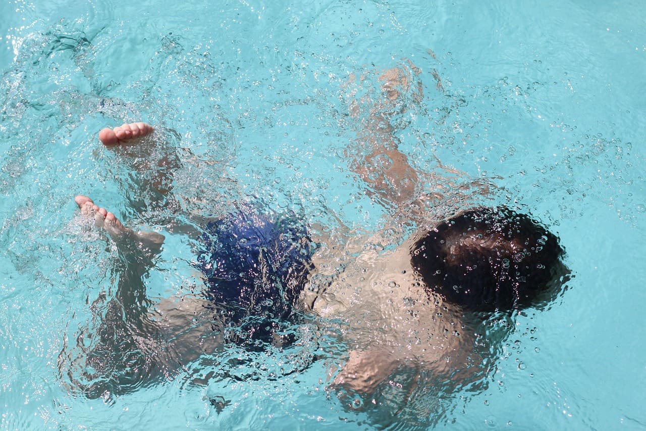Schwimmen_Tauchen_Kinderschwimmen_Kindertauchen_Schwimmbad_Schwimmbecken_Schwimmaktivitaet_Schwimmunterricht_Wassererfahrung_Wasser_als_Schwimmelement_Kritisches-Netzwerk