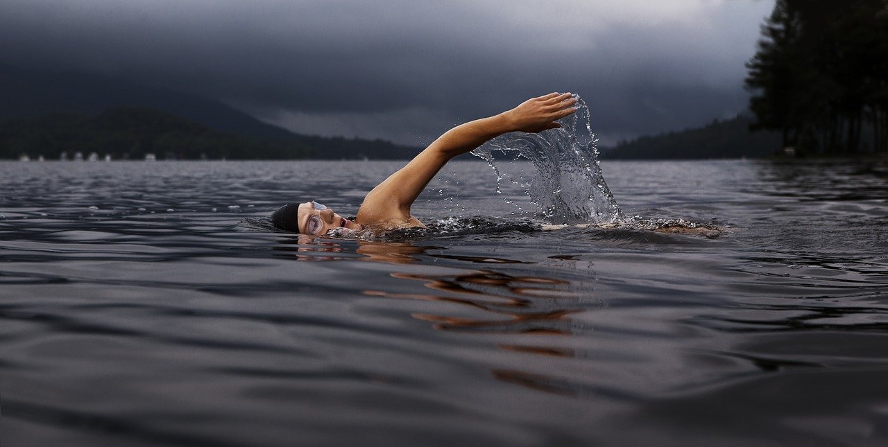Schwimmvergnuegen-Badesee-Naturbadesee-Badefreuden-Badegewaesser-Badespass-Badevergnuegen-Badezugang-Seeufer-Seezugang-Wasserspass-Kritisches-Netzwerk