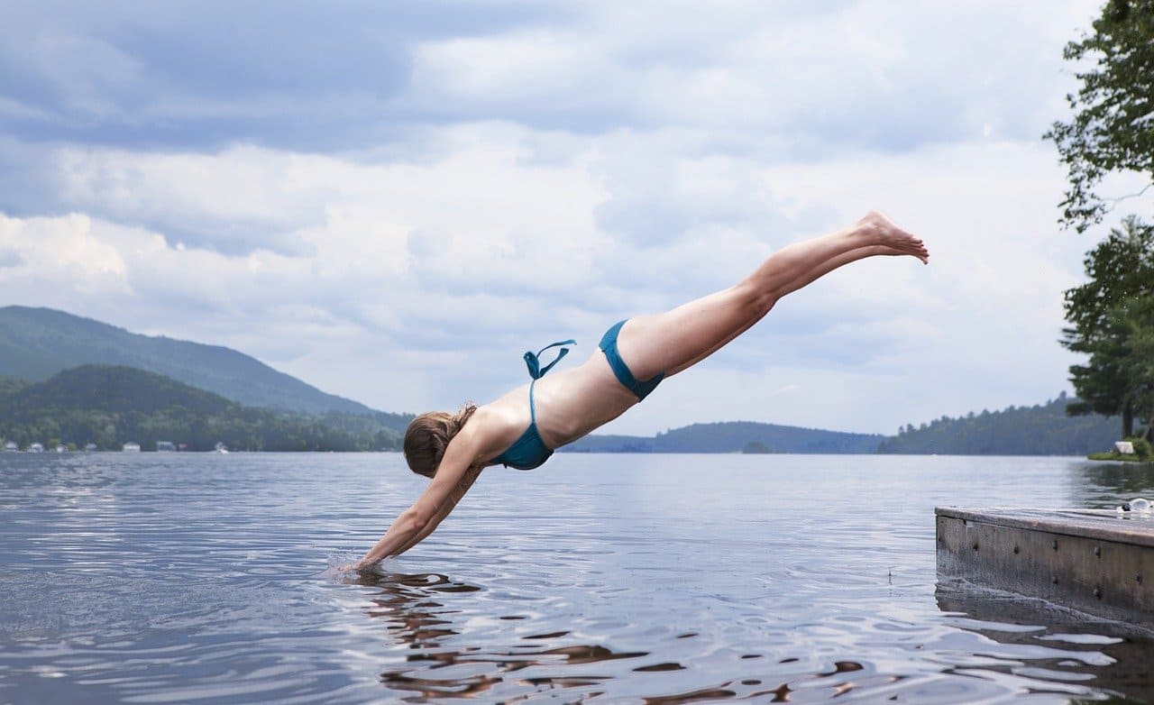 Schwimmvergnuegen-Badespass-Badesee-Bikini-Badeanzug-Naturbadestellen-Badefreuden-Badegewaesser-Badevergnuegen-Seeufer-Seezugang-Kritisches-Netzwerk