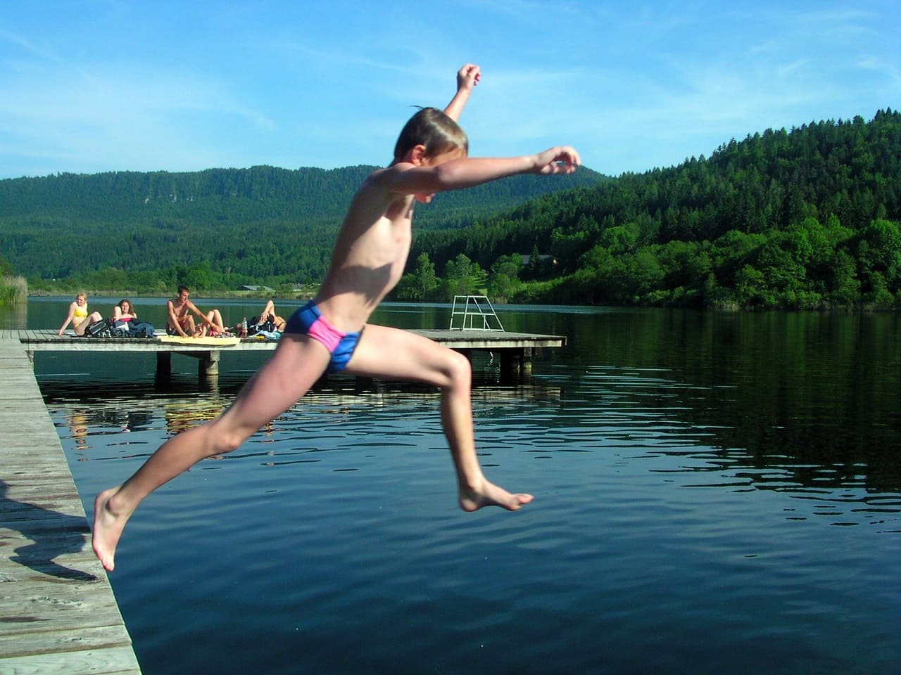 Schwimmvergnuegen-Schwimmspass-Seeufer-Kinder-Badespass-Badesee-Naturbadestellen-Badefreuden-Badevergnuegen-Baggersee-Seezugang-Kritisches-Netzwerk