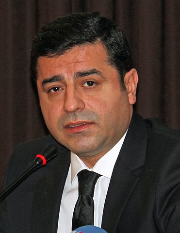 selahattin_demirtas_hdp_halklarin_demokratik_partisi_demokratische_autonomie_kritisches_netzwerk_pkk_arbeiterpartei_kurdistan_kurden_selbstbestimmtheit_selbstbestimmung_selbstverwaltung.jpg