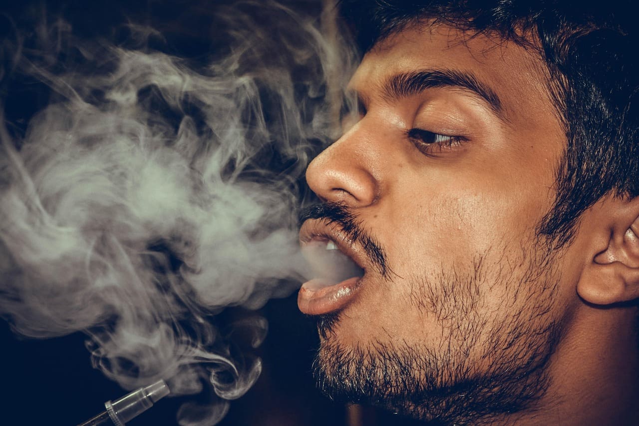 Shisha_Sheesha_Schischa_Wasserpfeife_Wasserpfeifen_Tabak_Fruchtaroma_Rauch_Rauchen_Wassergefaess_Rauchkuehlung_Schwebstoffe_Wasserpfeifenrauch_Wasserpfeifenraucher_Kritisches-Netzwerk