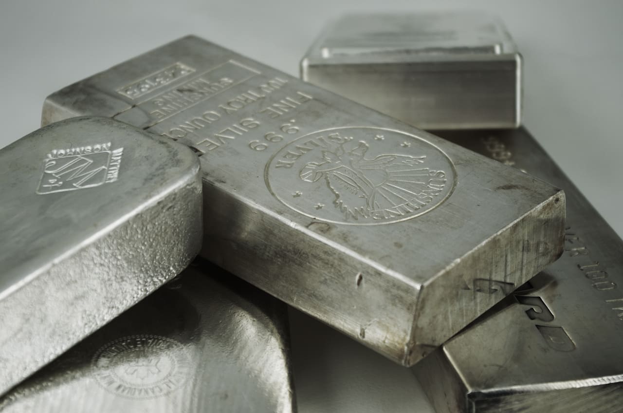 Silberbarren-Silber-Edelmetall-Feinunze-Kapitalanlage-Notreserve-Vermoegensanlage-Wertanlage-Muenzbarren-Kritisches-Netzwerk-Tafelbarren-Anlage-Mix-silver-bars
