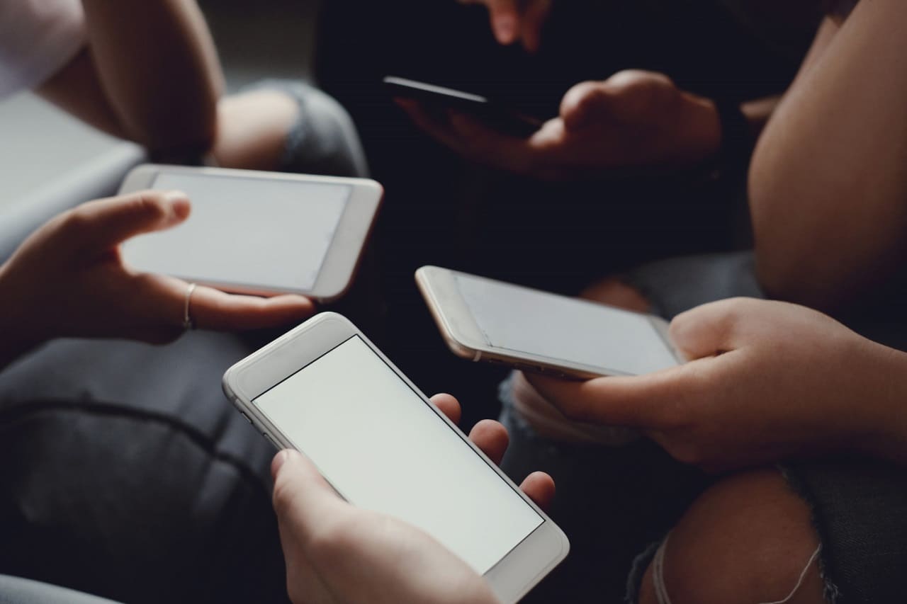 Smartphone-Handysucht-Onlinesucht-Smombies-Eskapismus-Realitaetsflucht-Nomophobie-Wirklichkeitsflucht-Zerstreuungssucht-Vergnuegungssucht-Kritisches-Netzwerk