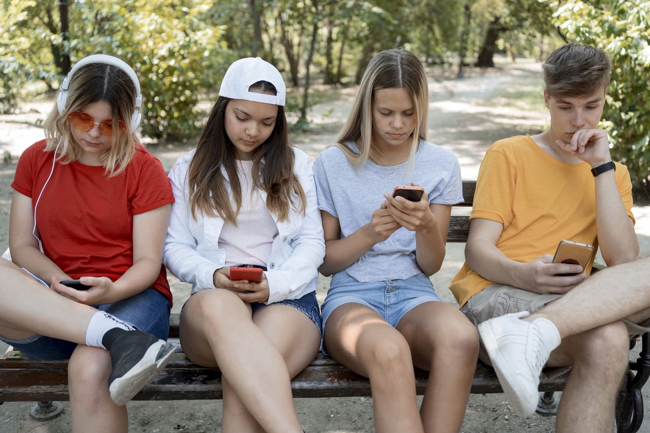 Smartphone-Nutzung-Jugendliche-Omnipraesenz-des-Digitalen-Digitaldemenz-Digital-Natives-Handysucht-Onlinesucht-Smombie-Kritisches-Netzwerk-Eskapismus-Realitaetsflucht