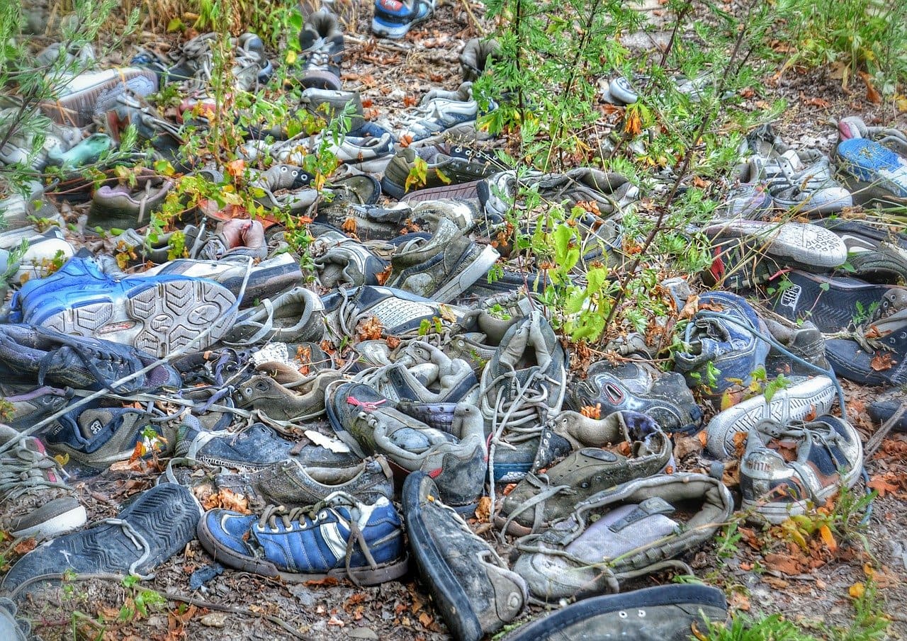 Sneakers-Schuhpaare-Greenwashing-Soex-Sortierbetriebsgesellschaft-Muellrealitaet-Kritisches-Netzwerk-Umweltvermuellung-Umweltverschmutzung-Wishcycling-Turnschuhe
