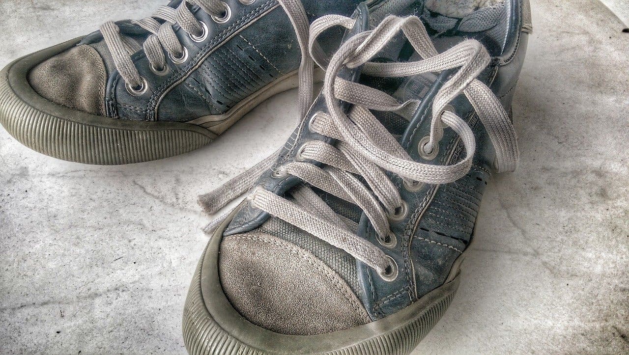 Sneakers-Turnschuhrecycling-Schnuersneaker-Schnuerschuhe-Sneakerjagd-Sneakerpaar-Recyclingprozess-Laufschuhe-Restmuell-Altschuhentsorgung-Kritisches-Netzwerk