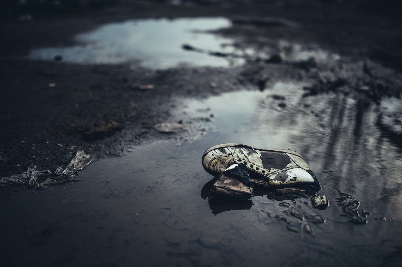 Sneakers_Umweltverschmutzung_Wishcycling_Turnschuhe_Wegwerfschuhe_gebrauchte_Schuhe_Schuhmuell_Sneakerentsorgung_Kritisches-Netzwerk