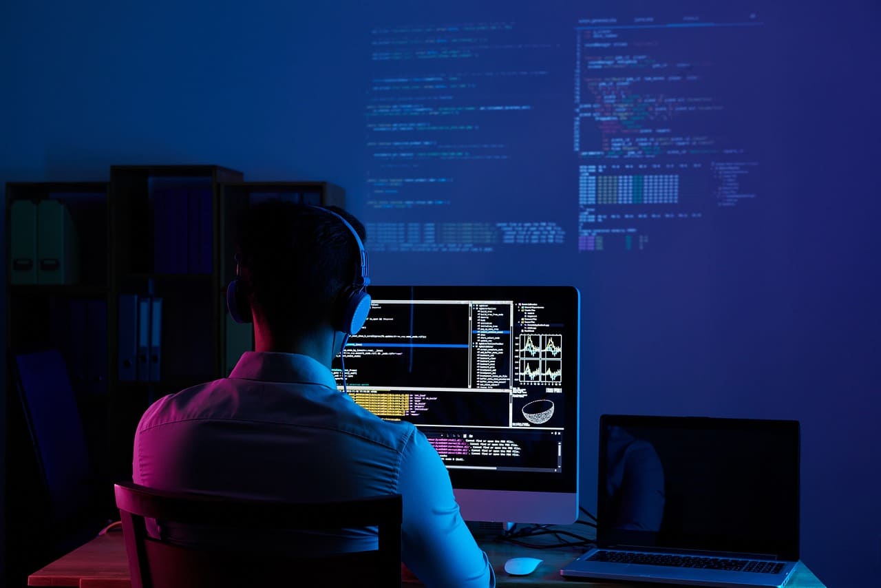 Softwareentwickler_Programmierer_Softwareentwicklungsprozess_Programmcode_Datenmengen_software_development_Arbeitsprozesse_Kritisches-Netzwerk