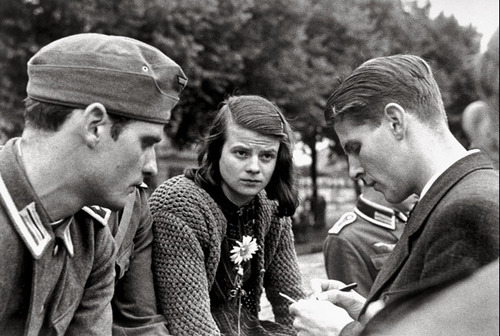 Sophie-Hans-Scholl-Christoph-Probst-Widerstandskaempfer-Gestapo-Enthauptung-Guillotine-Scharfrichter-Reichhart-Kritisches-Netzwerk-Nationalsozialismus-Weisse-Rose 