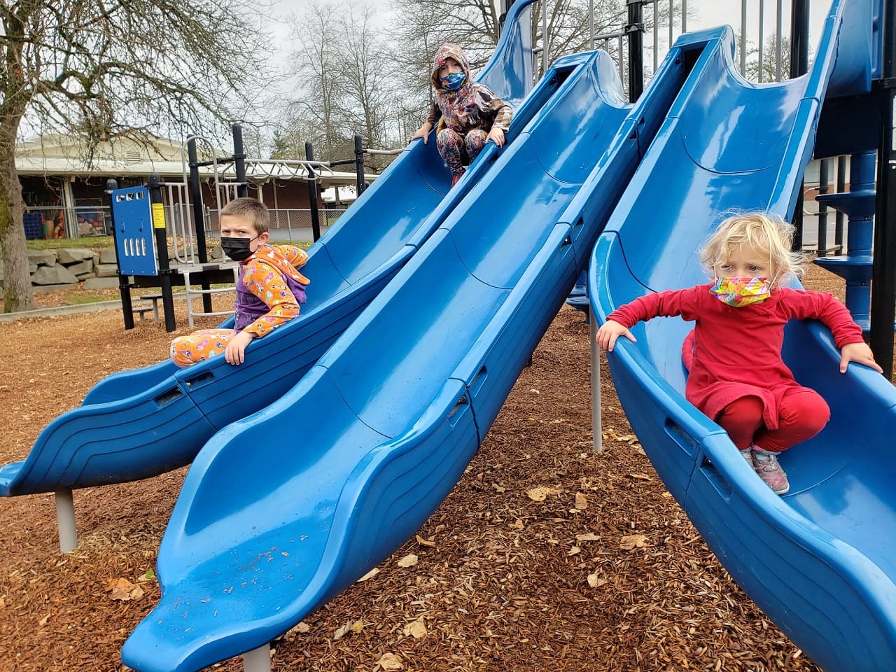 Spielplatz-Rutschenanlage-Rutsche-Spielanlage-Kleinkinder-Maskenzwang-verschwitzte-Masken-Grobmotorik-Mikroben-Kritisches-Netzwerk-Sandkastenmikroben