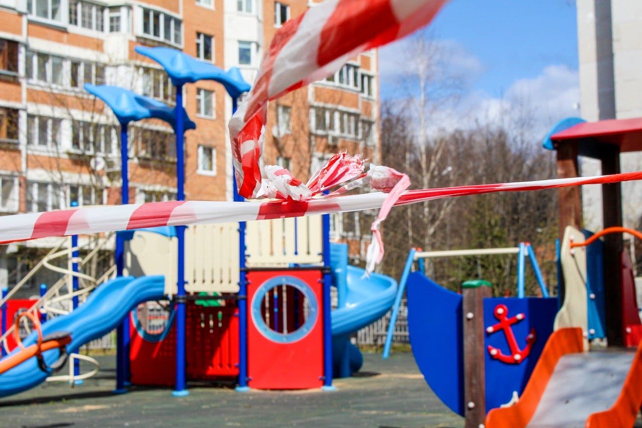 Spielplatz-Spielplatzschliessung-Spielplatzsperrung-Kinderspielplatz-Lockdown-Bewegungseinschraenkung-Bewegungsmangel-Adipositas-Fettleibigkeit-Kritisches-Netzwerk