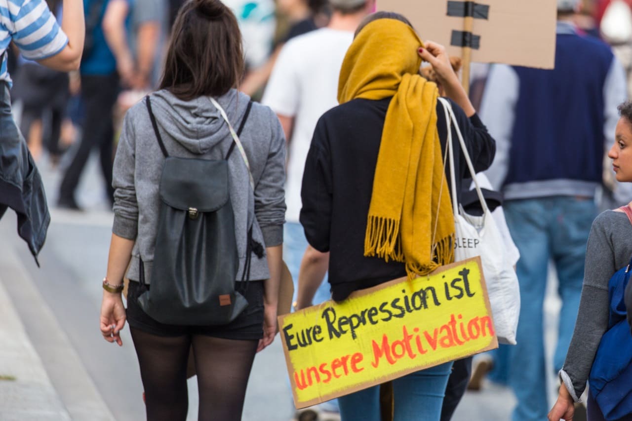 Staatsgewalt-Repression-Buergerbekaempfung-Polizeiuebergriffe-Kritisches-Netzwerk-Rechtsbrueche-Demonstrationsrecht-Elitendemokratie-Scheindemokratie-Demokratur