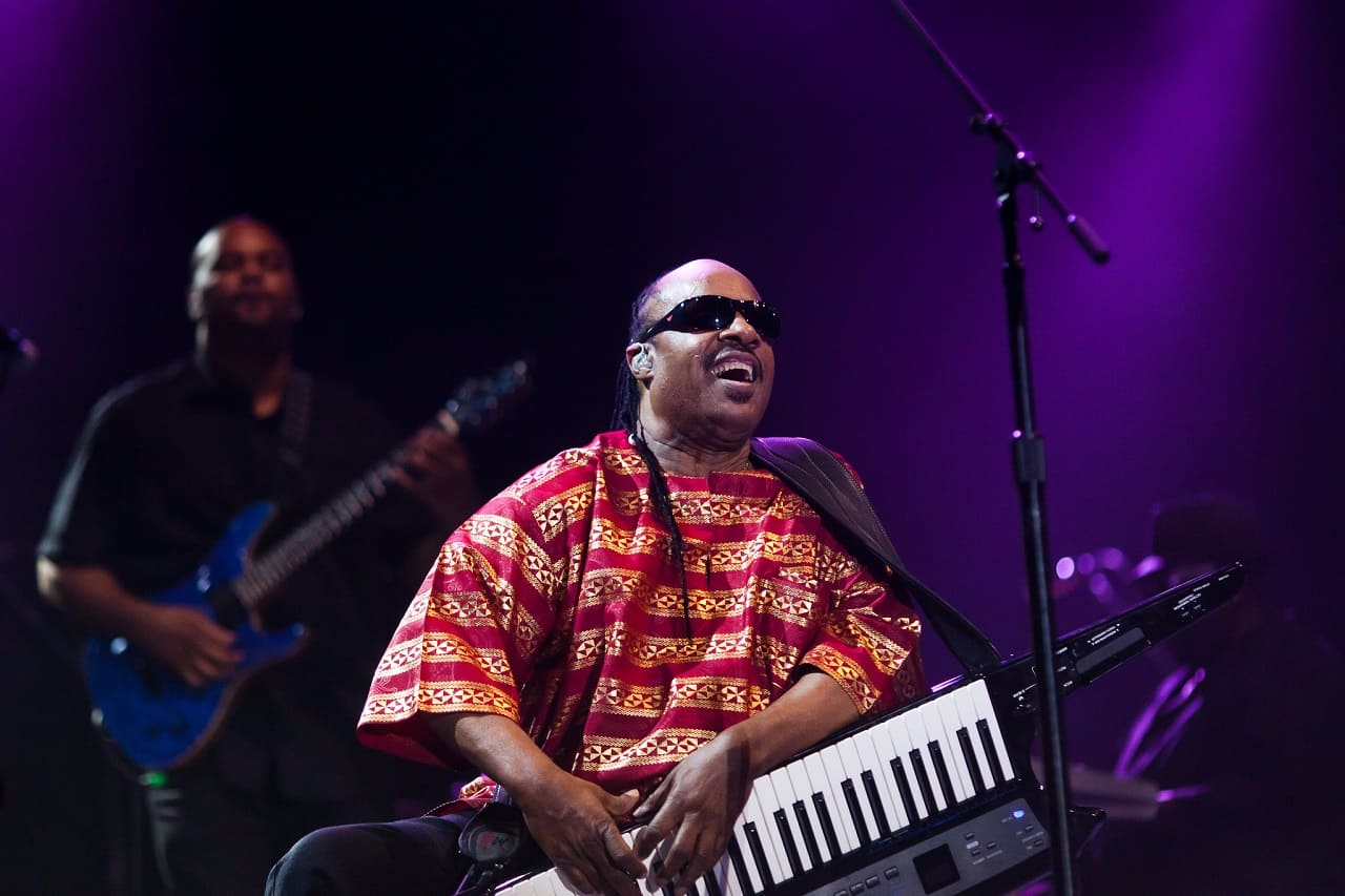 Stevie-Wonder-Soulsaenger-Bluessaenger-Motown-Label-schwarze-Musik-FREE-Freiheit-Multiinstrumentalist-Menschenrechte-Kritisches-Netzwerk