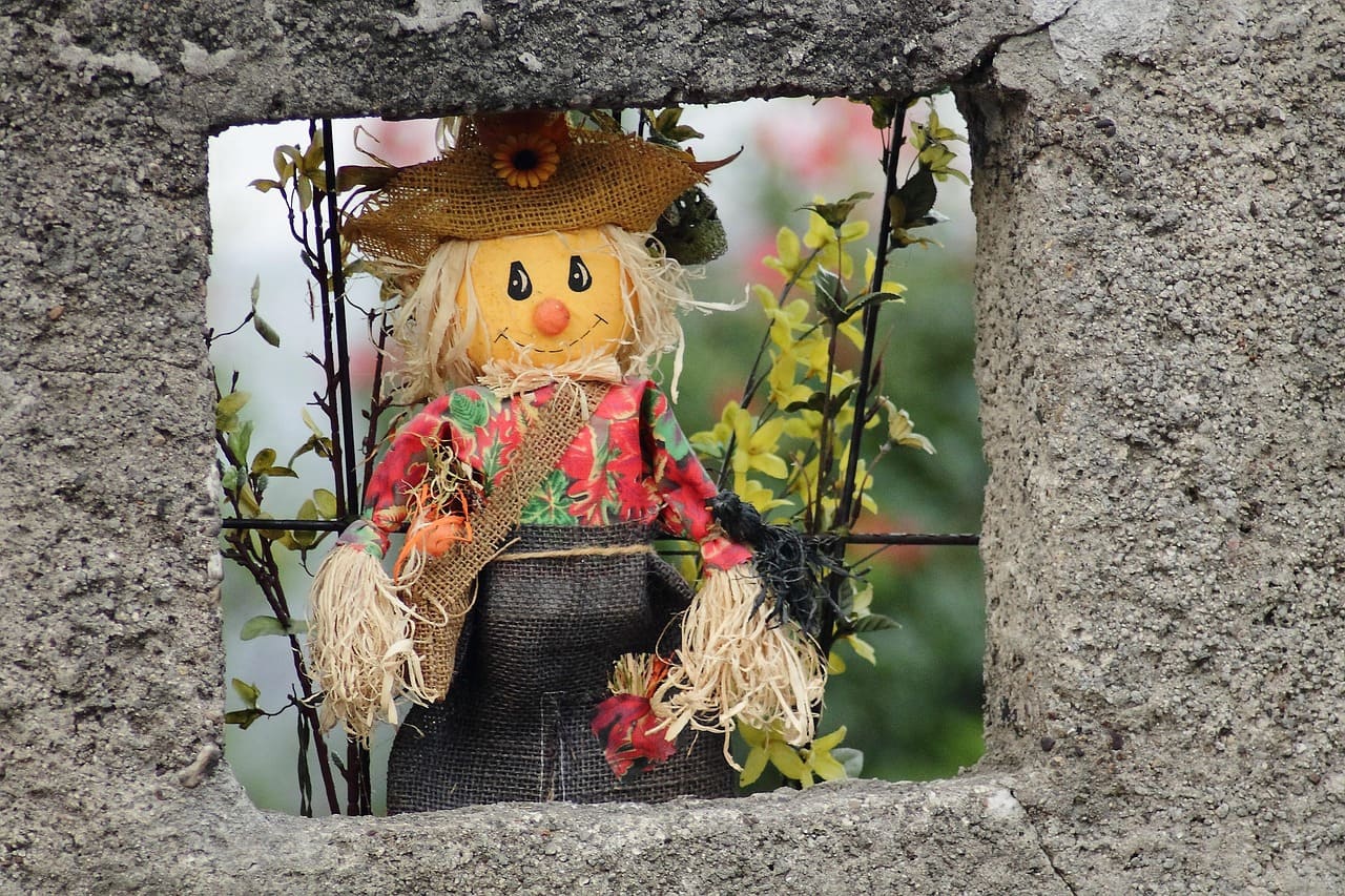 Strohpuppe_Strohfigur_Strohpuppen_Strohpuppenfigur_Strohpuppenbaby_Strohpuppenkind_Strohballenfigur_Strohbuendel_Stromaennchen_straw_man_Kritisches-Netzwerk