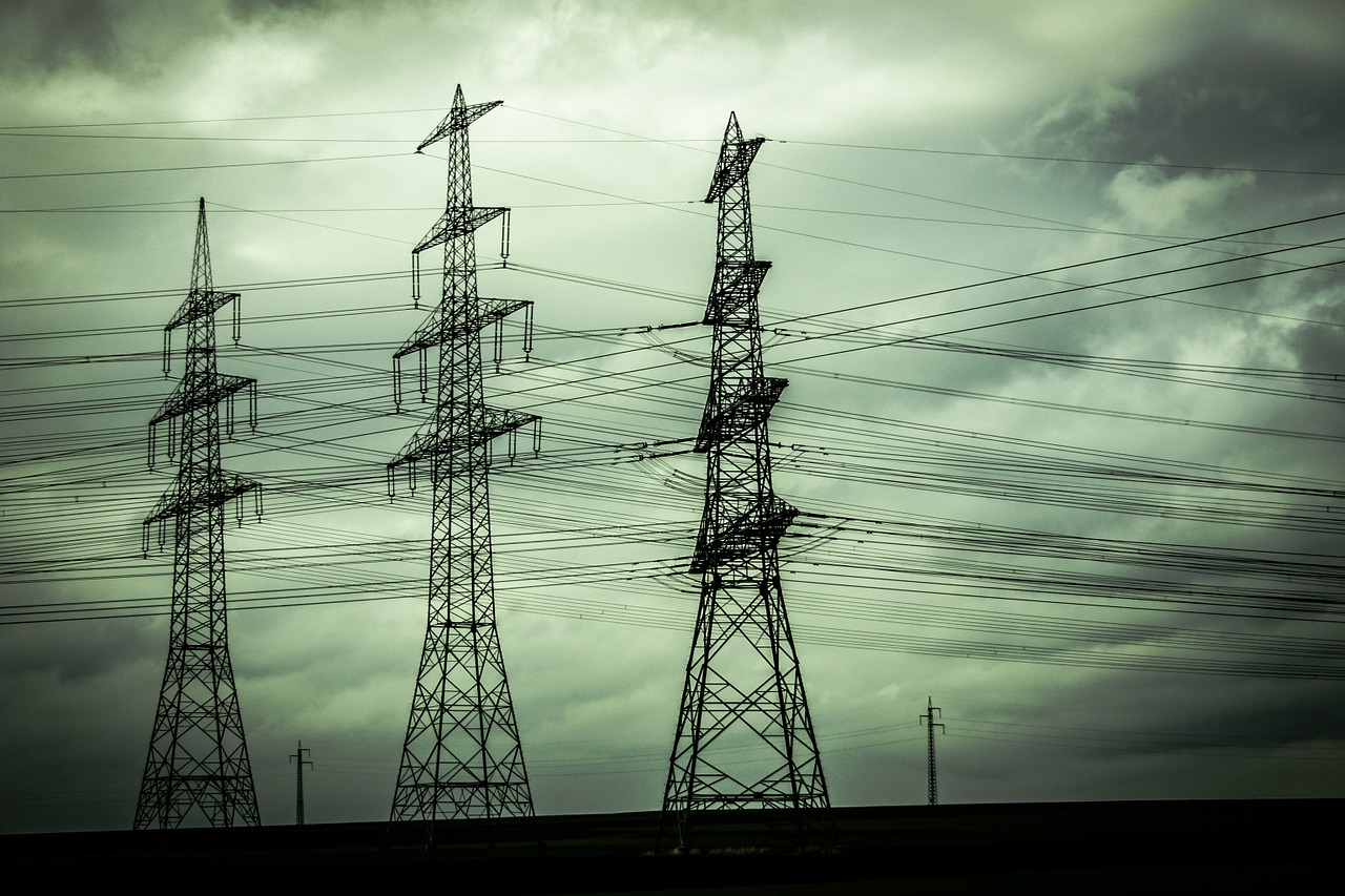 strommasten_ueberlandleitungen_stromtrassen_kritisches_netzwerk_freileitungsmasten_energiewende_offshore_strompreise_netzbetreiber_vattenfall_rwe_stromsperren.jpg