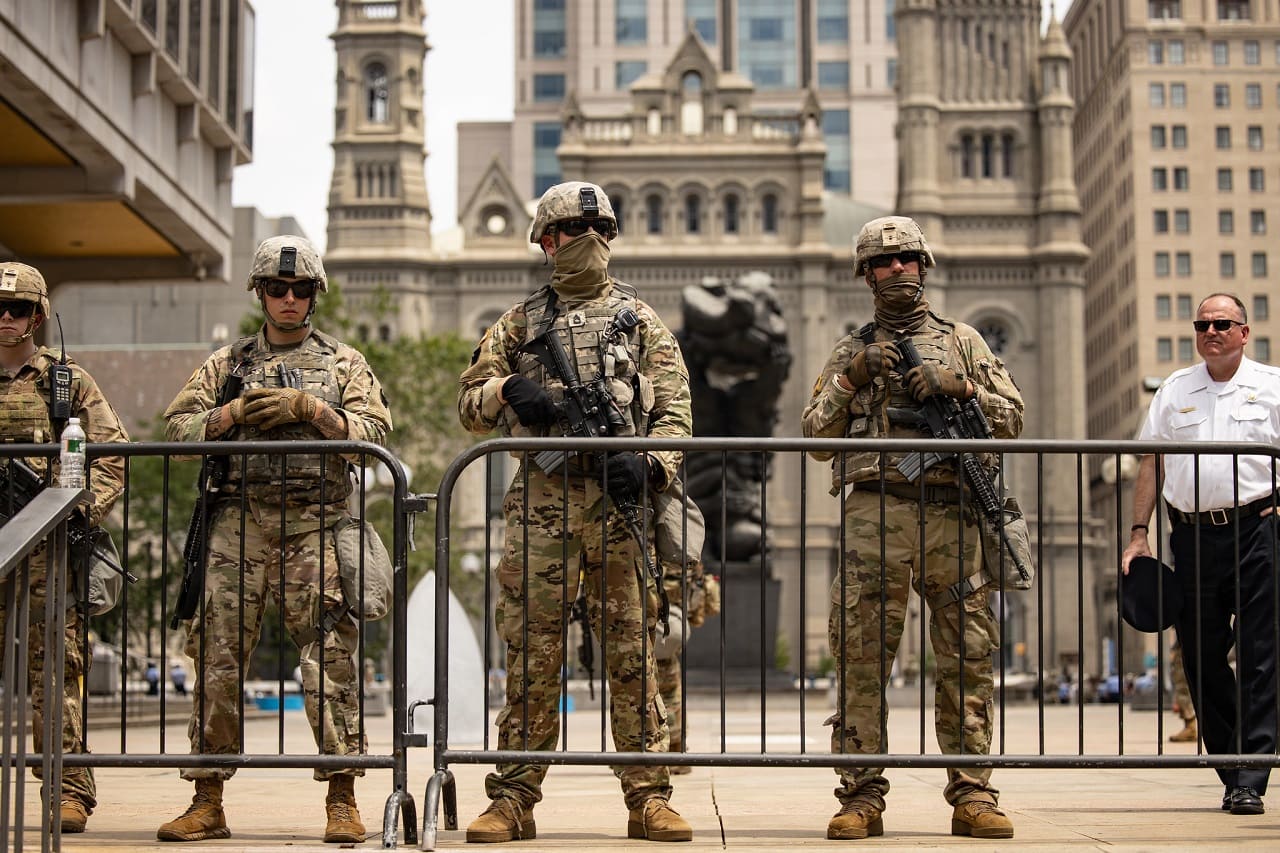 SWAT-Teams-Special-Weapons-And-Tactics-Spezialeinheit-US-Polizei-Polizeirassismus-Polizeiuebergriffe-Militaermaschinerie-weisse-Vorherrschaft-Kritische-Netzwerk