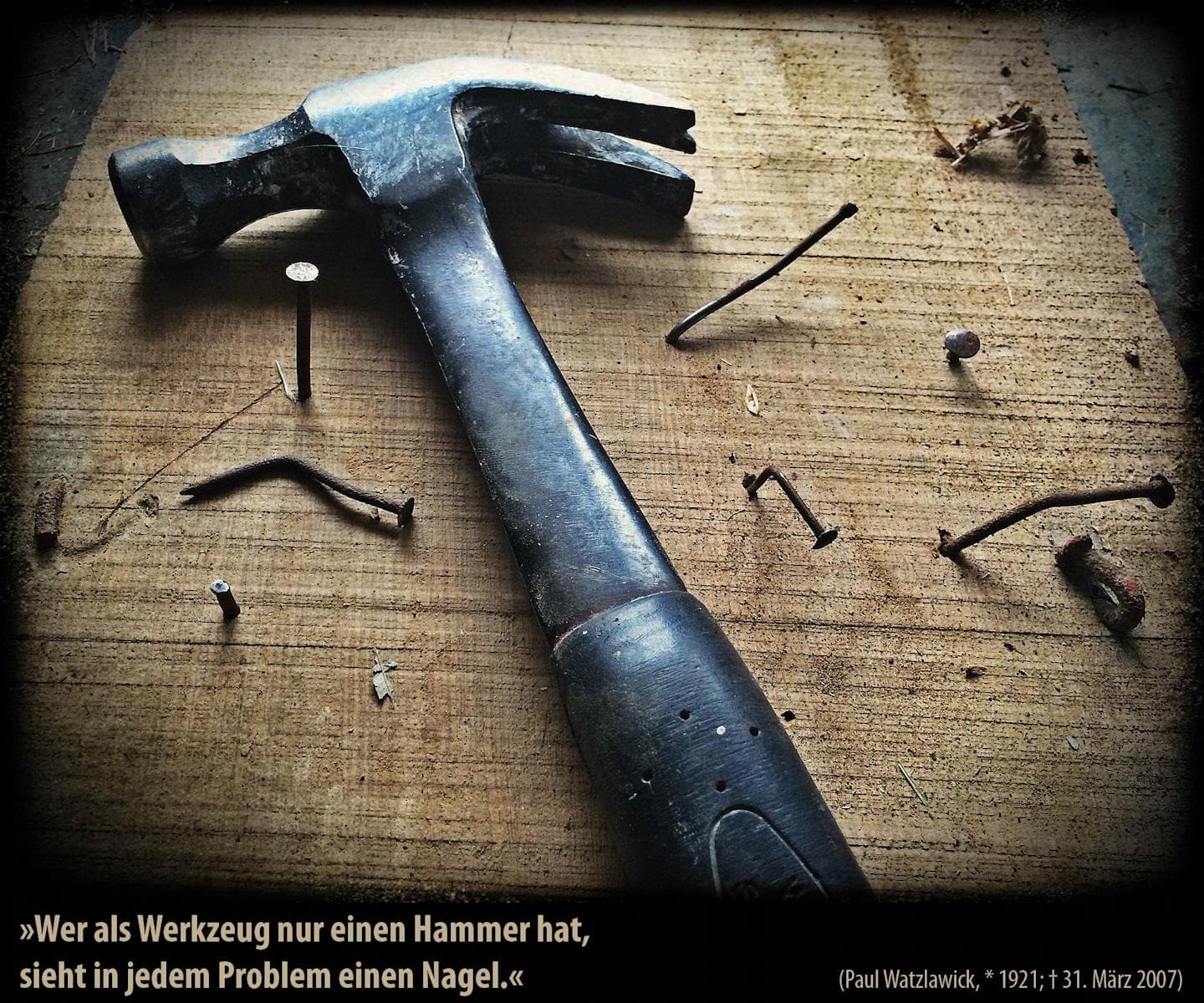 Systemische-Gewalt-Hammer-Werkzeug-Problem-Problemloesung-Nagel-Paul Watzlawick-Konditionierung-Repression-Unterdrueckung-Macht-Kritisches-Netzwerk-Zerstoerung