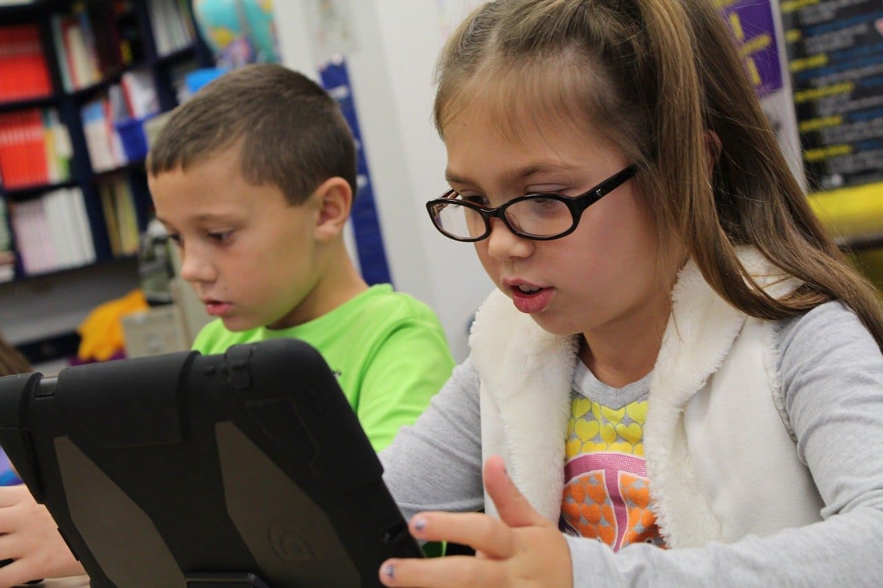 Tabletcomputer-Tablet-PC-Flachrechner-Kinder-Suchtgefahr-Digitalisierungswahn-Kritisches-Netzwerk-digitale-Bildung-Verdummung-Realitaetsverlust-Reizueberflutung