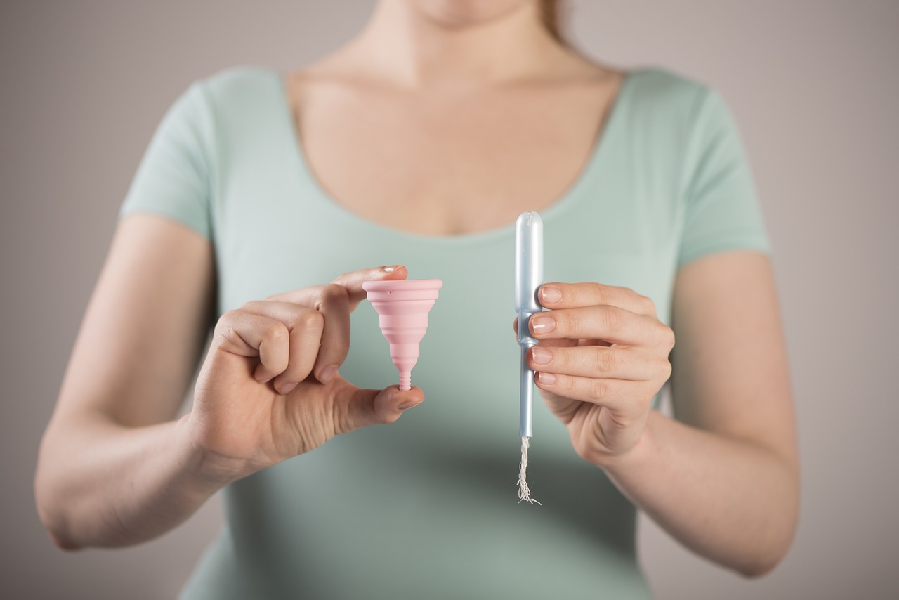 Tampon_Tampons_Menstruationstassen_Damenhygiene_Hygieneprodukte_Menstruationsblutung_Menstruationshygiene_Menstruationstampons_Monatsbinden_Slipeinlagen_Stoffbinden_Kritisches-Netzwerk