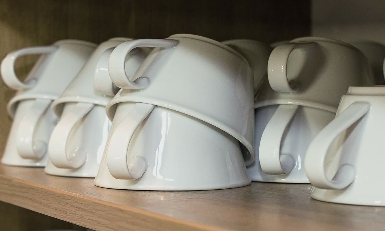 Tassen-nicht-alle-im-Schrank-Tassenausstattung-Kaffeetassen-Kritisches-Netzwerk-Beklopptheit-Bloedheit-Dummkeit-Inkompetenz-Unfaehige-Unfaehigkeit-Kopfschuss-Lattenschuss