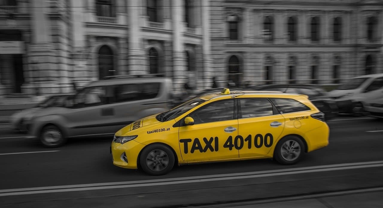 Taxi-40100-Taxifunkzentrale-Wien-Oesterreich-Taxivermittlung-Taxifahrt-Taxifahrten-Kritisches-Netzwerk-Taxikonzession-Uber-Lyft-Mietwagen-Flughafentaxis