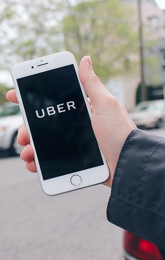 Taxi_App_Taxiapp_Taxibestellapp_UBER_Taxibestellung_per_Smartphone_Smartphones_automatische_Ortsbestimmung_Taxigewerbe_Personenbefoerderung_Kritisches-Netzwerk