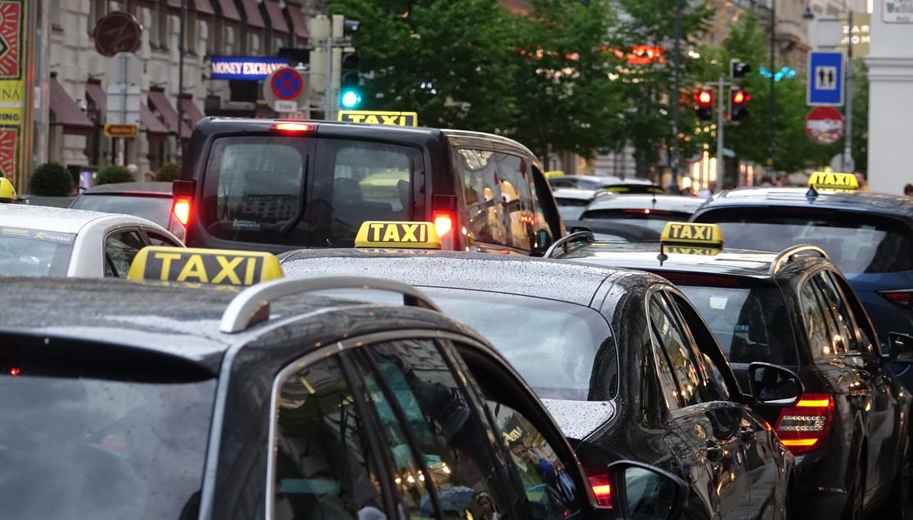Taxis-Taxifunkzentrale-Wien-Gelegenheitsverkehrsgesetz-40100-Personenbefoerderung-Kritisches-Netzwerk-Taxifahrer-Taxifahrerinnen-Ortskundepruefung-Tarifordnung-Tarifpflicht